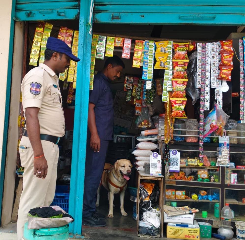 జిల్లాలో డ్రగ్స్ ,గంజాయి నిర్ములనకు ప్రత్యేక చర్యలు.  ఎల్లారెడ్డిపేట పోలీస్ స్టేషన్ పరిధిలో నార్కోటిక్ జాగిలంతో తనిఖీలు.  డ్రగ్స్, గంజాయి క్రయ, విక్రయాల సమాచారం పోలీస్ వారికి అందించాలి.